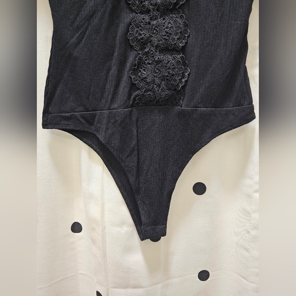 Lulus black lace front long sleeve V-neck bodysuit Small - Picture 3 of 6